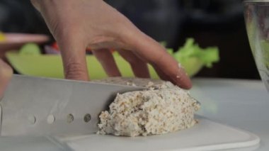 kadın pişirme vejetaryen düşük kalorili salata, bir kase sebze koyar