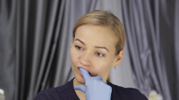 Blondine bei der Selbstmassage. Anti-Aging, Gesichtsstraffung, bukkale Massagetechnik — Stockvideo