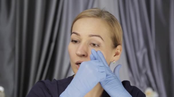 Блондинка, делающая самомассаж. Омолаживающий, Подтяжка лица массаж, техника буккального массажа — стоковое видео
