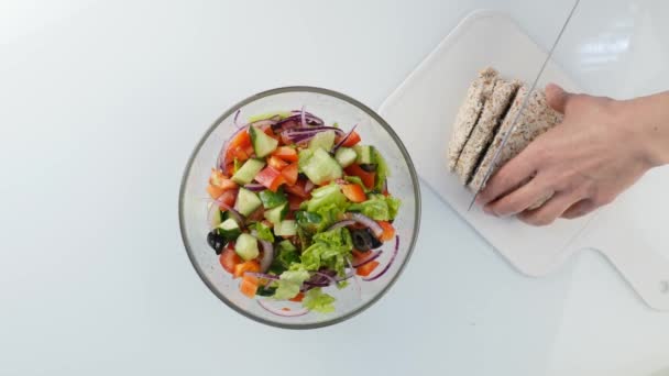 Vue de dessus. femme cuisine végétarienne faible teneur en calories salade grecque, tranches de fromage. 4K — Video