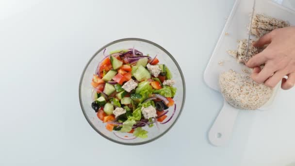 Pohled shora. žena vaření Vegetariánská nízkokalorické Řecký salát, plátky sýra. 4k — Stock video