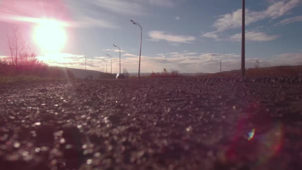 Estrada rodoviária no nascer do sol nebuloso e silhueta de carro — Vídeo de Stock