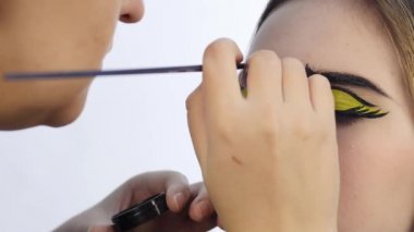 Komik karikatür makyaj. komik pop sanat makyaj yaparken profesyonel makyaj sanatçısı