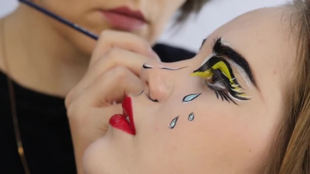 Rolig tecknad make-up. professionell makeupartist göra komisk pop konst make-up — Stockvideo