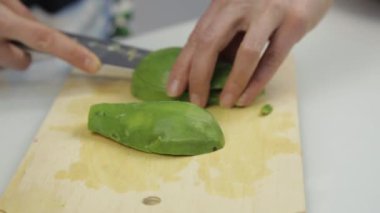 Bir avokado parçalar halinde kesme. Meyve marul için dilimleme