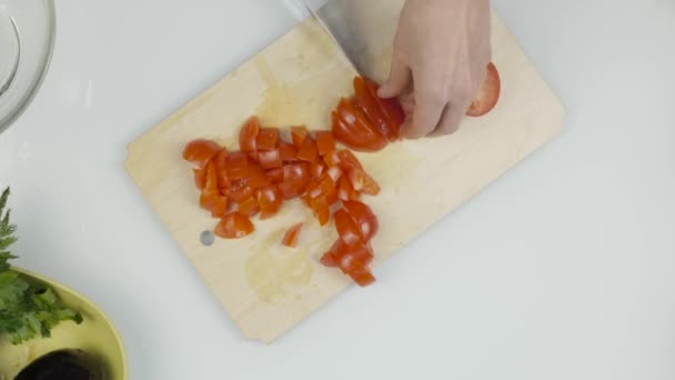 Mulheres usando lâmina de faca de cozinha cortar tomate fresco na placa de corte de madeira. Cortando tomate para alface ou pizza. Vista superior 4K — Vídeo de Stock