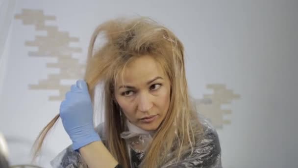 Блондинка Сама Красит Волосы Раскрашивание Волос Дома — стоковое видео