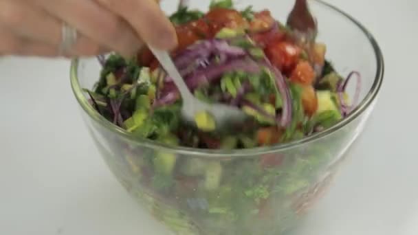 Proceso de mezcla de ensalada fresca con cuchara y tenedor. Ensalada proceso de preparación — Vídeos de Stock