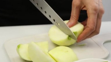 Kabuğu kesme ve taze elma Dilimleme işlemi. Sağlıklı gıda maddeleri