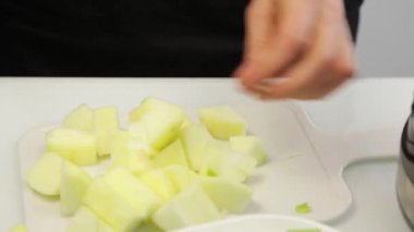 Kabuğu kesme ve taze elma Dilimleme işlemi. Sağlıklı gıda maddeleri