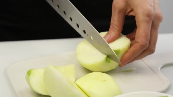 Процесс резки кожуры и нарезки свежего яблока. Ингредиенты для здорового питания — стоковое видео