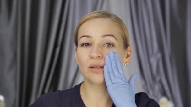 Blondine bei der Selbstmassage. Anti-Aging, Gesichtsstraffung, bukkale Massagetechnik — Stockvideo