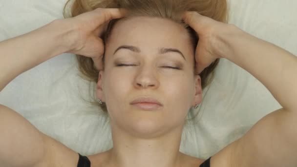 アンチエイジング顔のセルフ マッサージします。肌のたるみ対策のための演習 — ストック動画