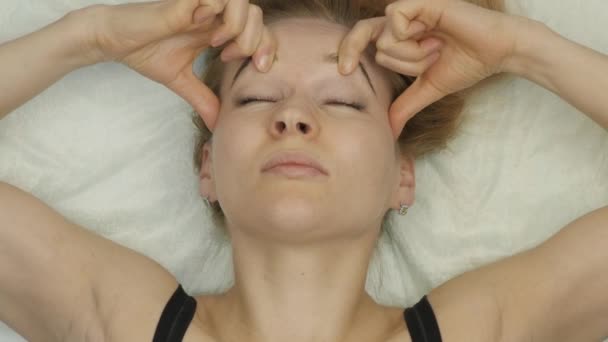 Anti-aging facial self-massage. exercises for anti sagging skin — Stock Video