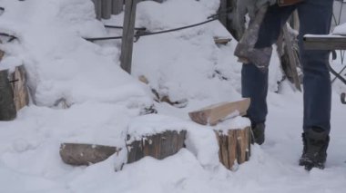 Ahşap ve kesme yakacak odun eski baltayla yarma oduncu. ağır çekim