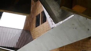 Şiddetli yağmur duş bitmemiş evinde arka bahçede. ağır çekim