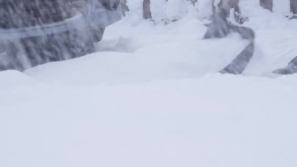 Mann räumt im Winter nach Schneefall Auto auf Parkplatz von Schnee Mann mit Schaufel — Stockvideo
