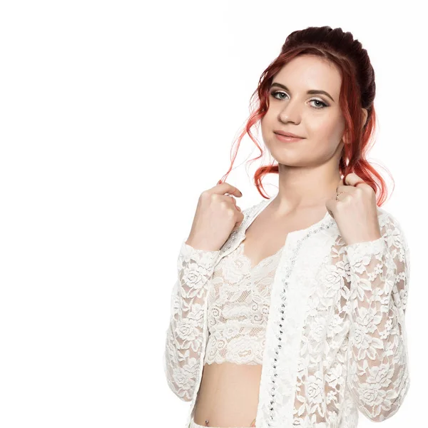 Menina ruiva alegre em uma blusa transparente com cabelo encaracolado sorrindo em um fundo branco. espaço livre para o seu texto — Fotografia de Stock