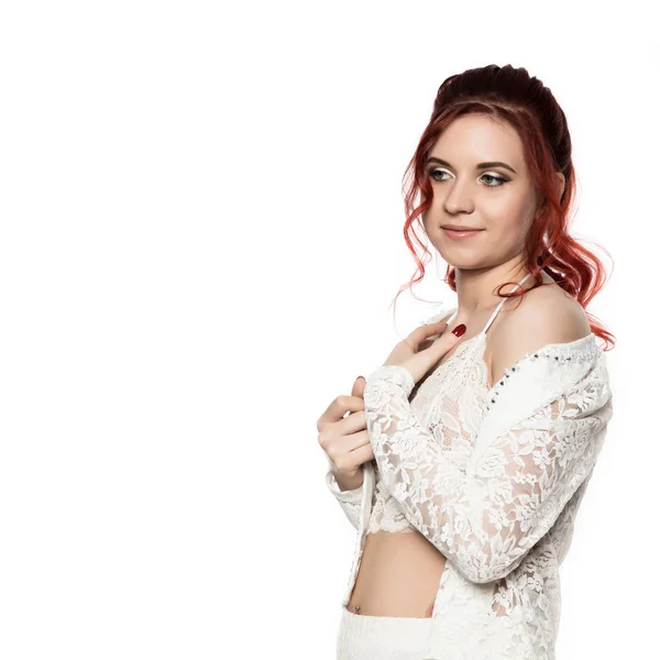 Menina ruiva alegre em uma blusa transparente com cabelo encaracolado sorrindo em um fundo branco. espaço livre para o seu texto — Fotografia de Stock