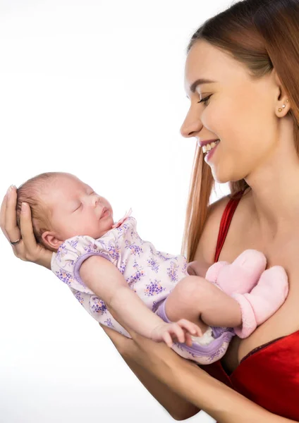 Bonita mujer besos y abrazar a un recién nacido — Foto de Stock