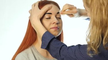 Güzel istemcisinin kaşları çizim profesyonel makyaj sanatçısı. Güzellik ve moda kavramı