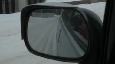 Araba görüş-in yan dikiz aynası, yansıma dağ manzarası. ağır çekim