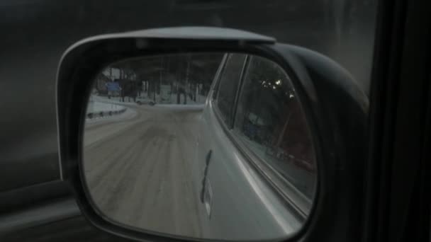 Vista do carro do espelho retrovisor lateral, reflexão Paisagem montesa. câmara lenta — Vídeo de Stock