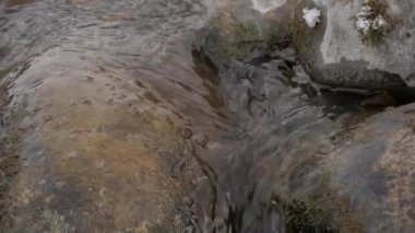 küçük dağ dere kış sezonu. Taşlar ve kayalar üzerinde çalkalanıyordu su akışı