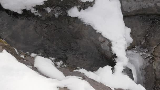 Torrente piccolo fiume di montagna nella stagione invernale su pietre e massi — Video Stock