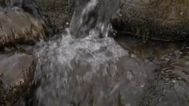 Stream kleine berg rivier in winterseizoen over stenen en keien — Stockvideo