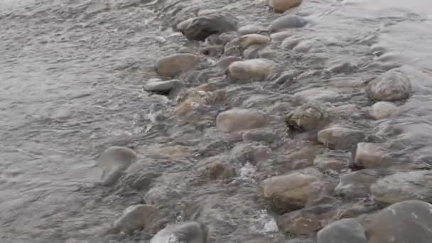 Small mountain creek in winter season. Gurgling water stream over stones and boulders — Stock Video