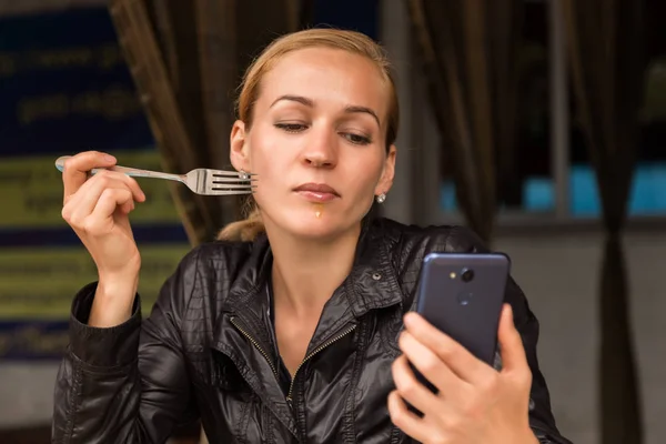Geschäftsfrau beim Salatessen in einem Café im Freien. Gesunder Lebensstil: Mädchen essen grüne Leckereien und checken E-Mails auf dem Handy — Stockfoto