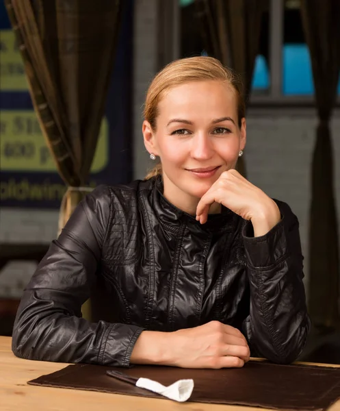 Hübsche junge Frau wartet in einem offenen Café auf Ordnung — Stockfoto