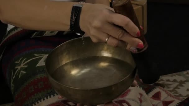 Femme opérant avec des bols de chant tibétains. instructeur de yoga conduit la méditation. au ralenti — Video