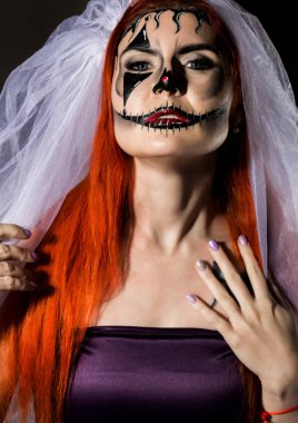 güzel ölü gelin korkunç maskesi yüzünde boyalı. Cadılar Bayramı ve yaratıcı makyaj.