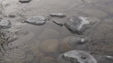 Akış küçük dağ nehir kış sezonu taşlar ve kayalar üzerinde