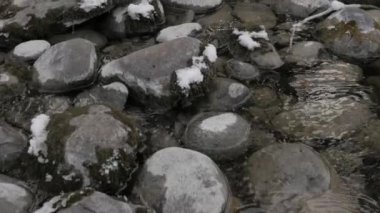 Akış küçük dağ nehir kış sezonu taşlar ve kayalar üzerinde
