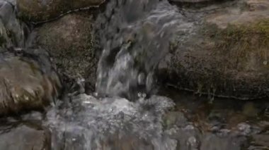 küçük dağ dere kış sezonu. Taşlar ve kayalar üzerinde çalkalanıyordu su akışı