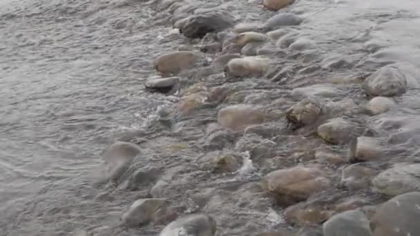 Pequeño arroyo de montaña en temporada de invierno. Corriente de agua gorgoteante sobre piedras y rocas — Vídeo de stock