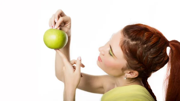 Zabawny Ruda kobieta trzyma jabłko. pojęcie zdrowego stylu życia — Zdjęcie stockowe