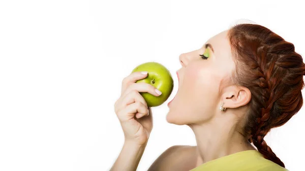 Zabawny Ruda kobieta trzyma jabłko. pojęcie zdrowego stylu życia — Zdjęcie stockowe