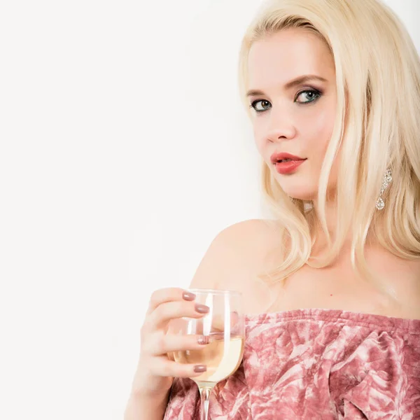 Sexy mujer rubia bebe champán sobre un fondo blanco. concepto de celebración. espacio libre para su texto —  Fotos de Stock