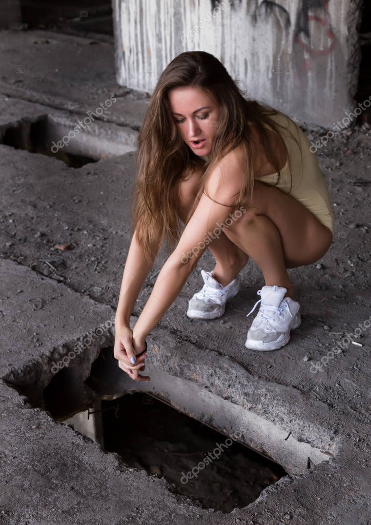 Сексуальная девка у заброшенного здания