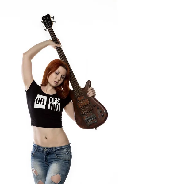 Mulher ruiva segurando guitarra elétrica em um fundo branco. Menina do rock tocando em uma guitarra. espaço livre para texto — Fotografia de Stock