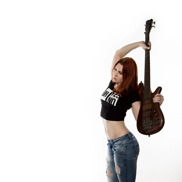 Κοκκινομάλλης γυναίκα κρατώντας την ηλεκτρική κιθάρα σε λευκό φόντο. ροκ κορίτσι παίζει σε μια κιθάρα. ελεύθερο χώρο για το κείμενο — Φωτογραφία Αρχείου