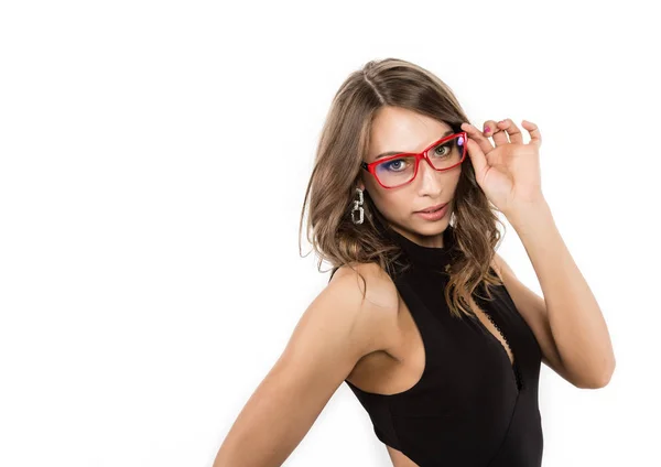 Primer plano sexy linda chica de negocios en gafas rojas. moda y maquillaje, belleza en los negocios. espacio libre para su texto — Foto de Stock