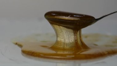 Tatlım kaşıkla dökme. yüzeyde damlayan bal.