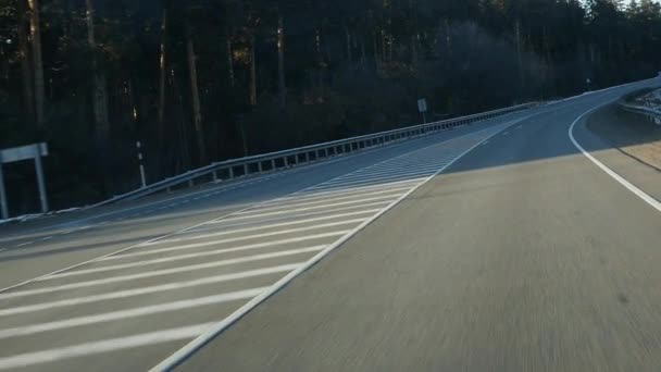Vista da estrada de inverno através do pára-brisas do carro. câmara lenta — Vídeo de Stock