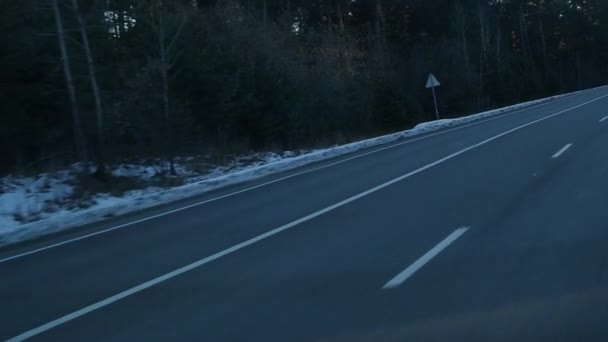 Nézd át a szélvédő az autó téli út. lassú mozgás — Stock videók