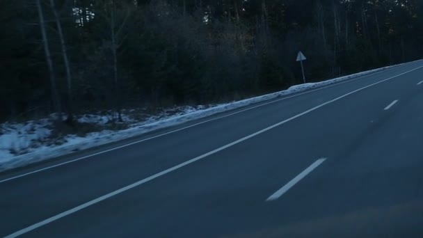 Zicht op de weg van de winter door de voorruit van de auto. Slow motion — Stockvideo